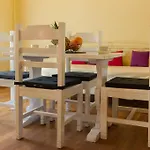 Апартаменты Renata & - Beachfront, Large Garden & Free Parking *