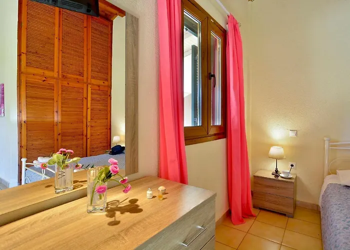 Appartamento Renata & - Beachfront, Large Garden & Free Parking