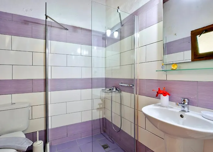 Appartamento Renata & - Beachfront, Large Garden & Free Parking
