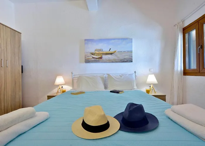 Renata & - Beachfront, Large Garden & Free Parking *