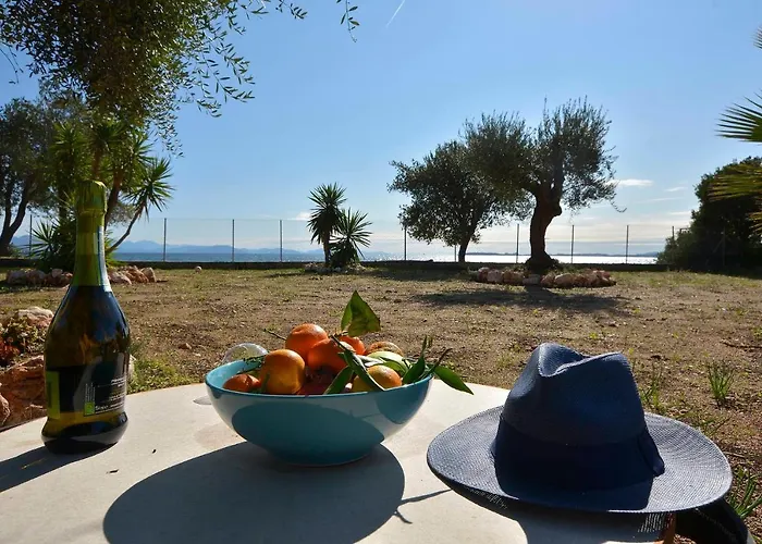 Renata & - Beachfront, Large Garden & Free Parking *
