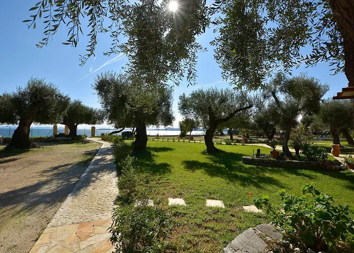 Appartamento Renata & - Beachfront, Large Garden & Free Parking Barbati