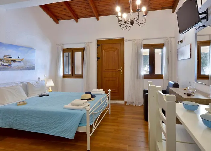 Renata & - Beachfront, Large Garden & Free Parking Barbati