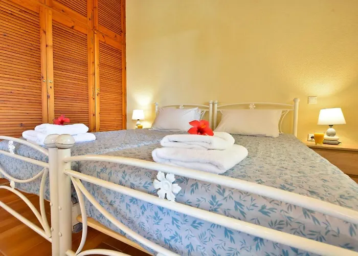 Appartamento Renata & - Beachfront, Large Garden & Free Parking