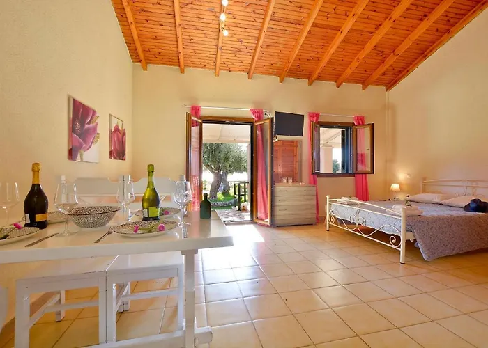 Renata & - Beachfront, Large Garden & Free Parking