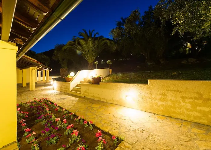 Renata & - Beachfront, Large Garden & Free Parking