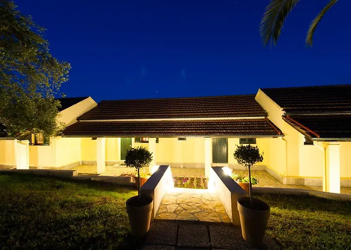 Appartamento Renata & - Beachfront, Large Garden & Free Parking