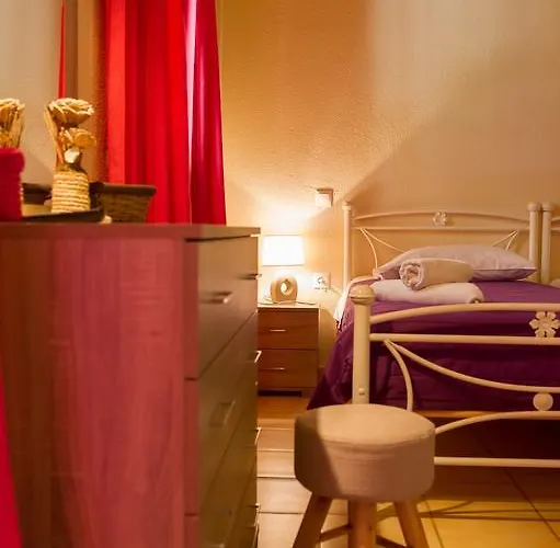Appartamento Renata & - Beachfront, Large Garden & Free Parking *