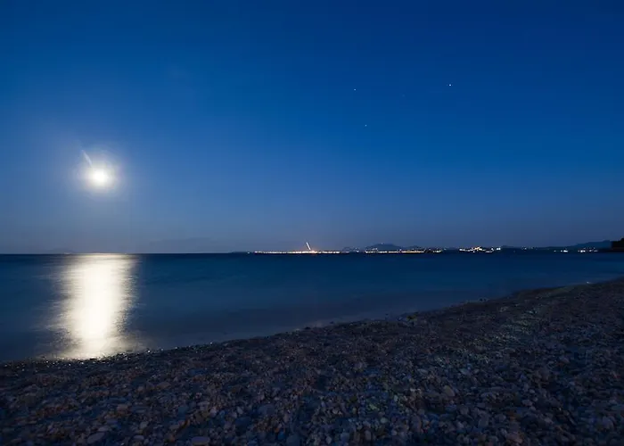 Appartamento Renata & - Beachfront, Large Garden & Free Parking