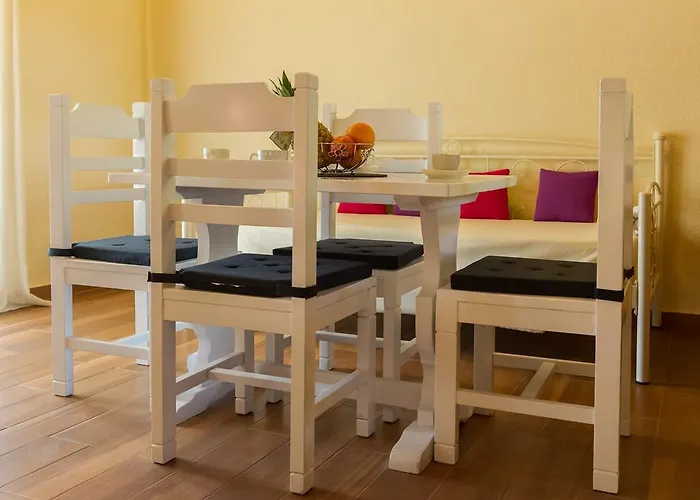 Apartament Renata & - Beachfront, Large Garden & Free Parking *