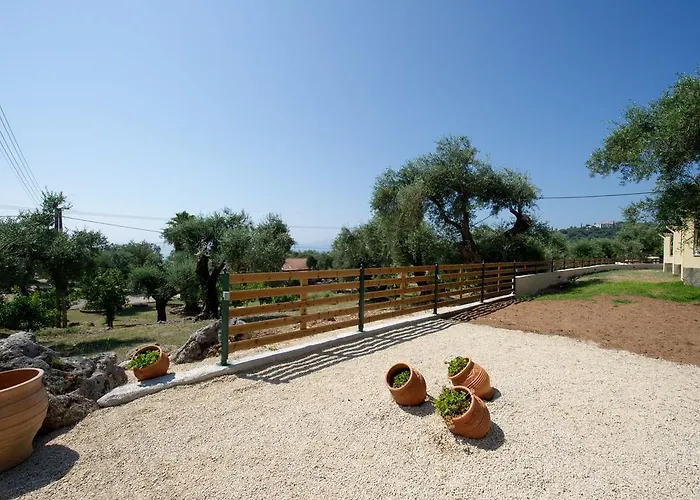 Apartament Renata & - Beachfront, Large Garden & Free Parking