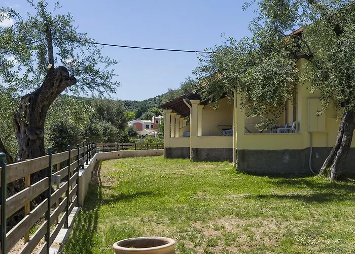 Apartament Renata & - Beachfront, Large Garden & Free Parking *