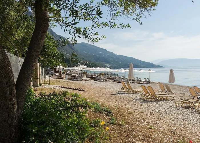 Apartament Renata & - Beachfront, Large Garden & Free Parking