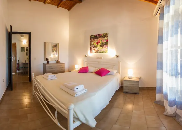 Renata & - Beachfront, Large Garden & Free Parking *