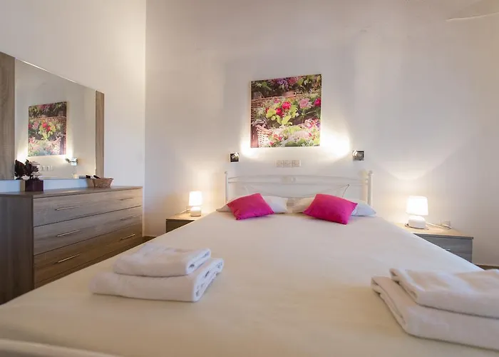 Apartament Renata & - Beachfront, Large Garden & Free Parking