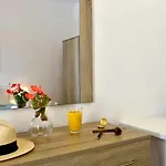 Renata Rooms&studios - Beachfront, Large Garden&free Parking Appartement *