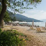 Apartment Renata & - Beachfront, Large Garden & Free Parking