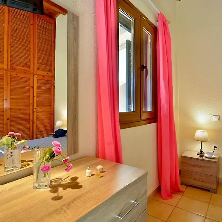 Lägenhet Renata & - Beachfront, Large Garden & Free Parking