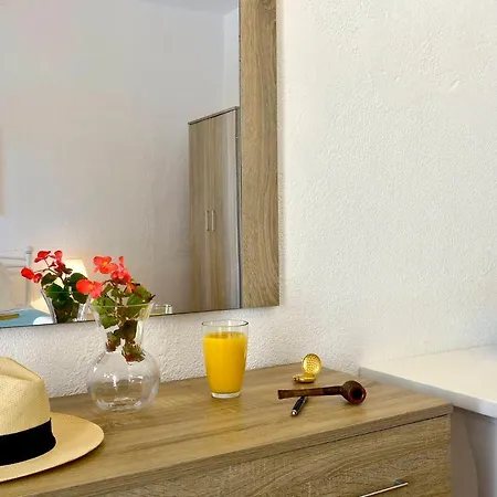 Renata & - Beachfront, Large Garden & Free Parking דירה *