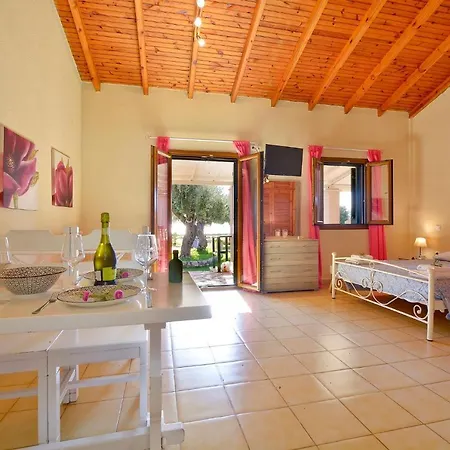 Renata & - Beachfront, Large Garden & Free Parking