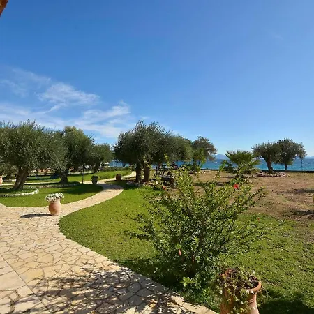 Renata & - Beachfront, Large Garden & Free Parking בארבאטי