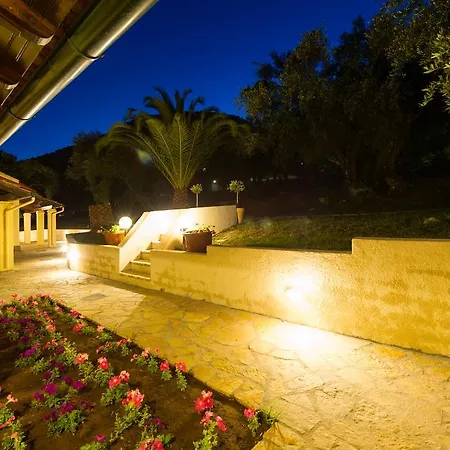 Renata & - Beachfront, Large Garden & Free Parking