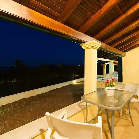 Renata & - Beachfront, Large Garden & Free Parking
