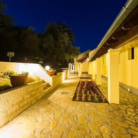 Lägenhet Renata & - Beachfront, Large Garden & Free Parking