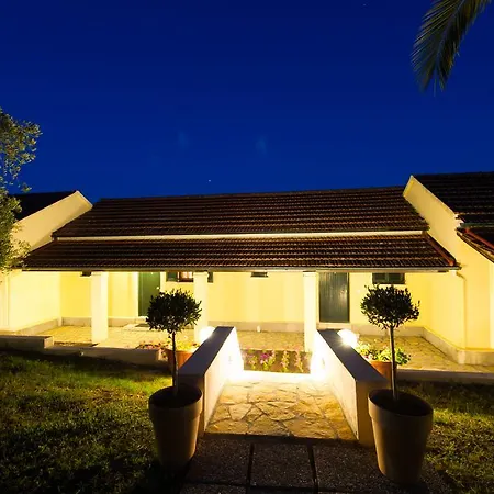 Lägenhet Renata & - Beachfront, Large Garden & Free Parking