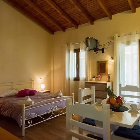 Renata & - Beachfront, Large Garden & Free Parking Barbati