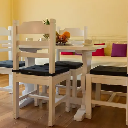 Lägenhet Renata & - Beachfront, Large Garden & Free Parking *
