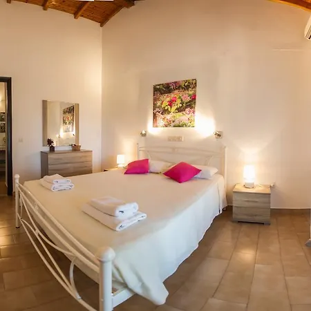 Renata & - Beachfront, Large Garden & Free Parking *